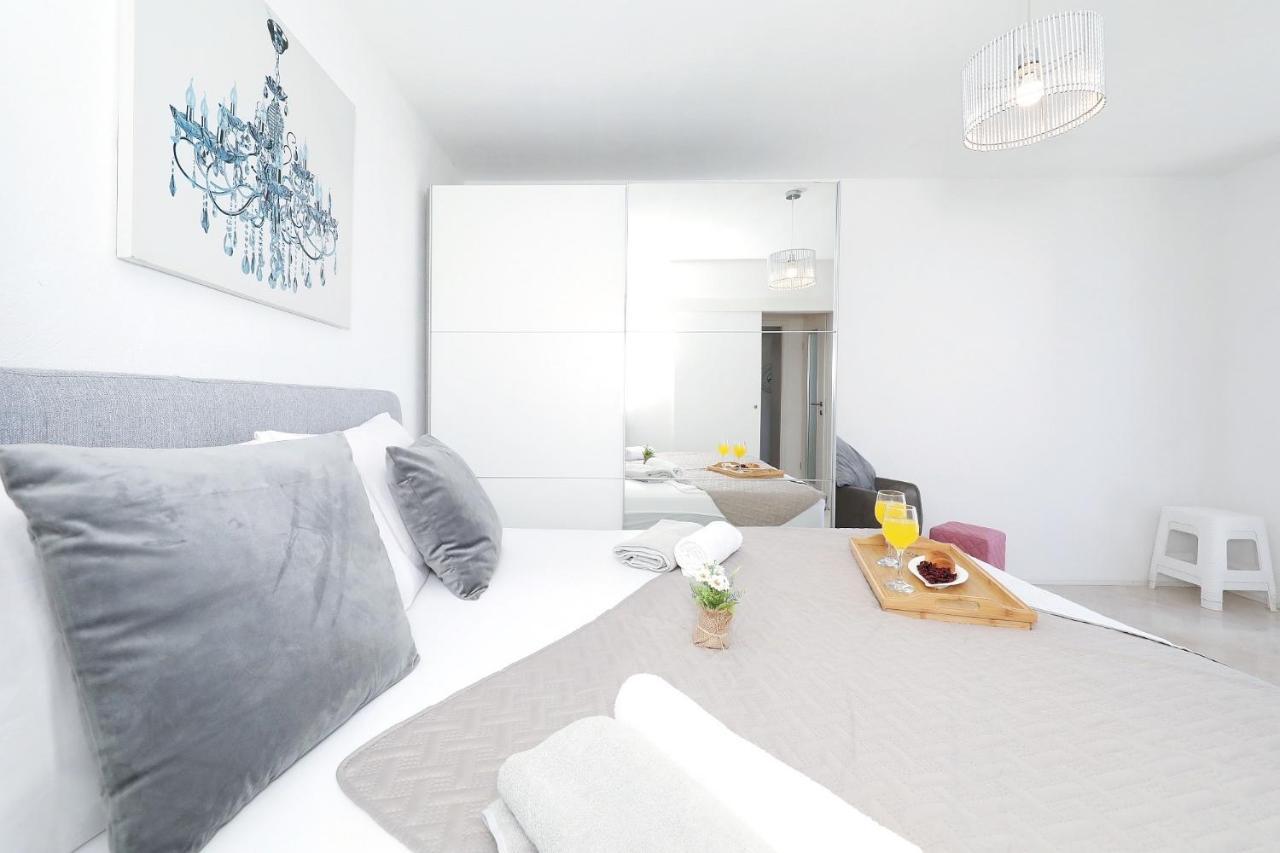 Maria One Minute From -beach Country house *